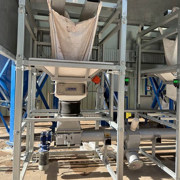 Bulk bag emptying of recycled silica