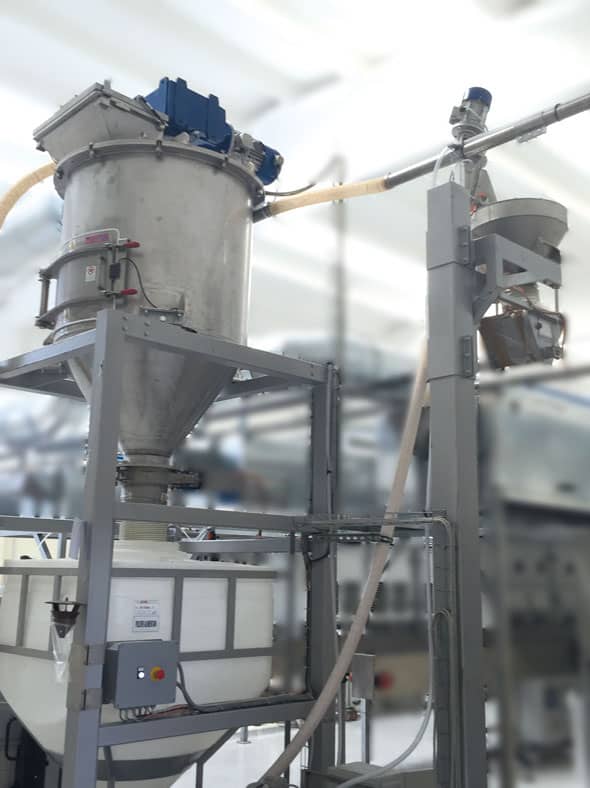 Vertical ribbon mixer under vacuum