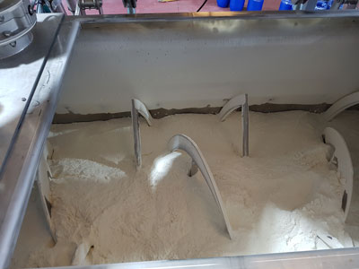 Mixing of powders in a Gimat ribbon blender